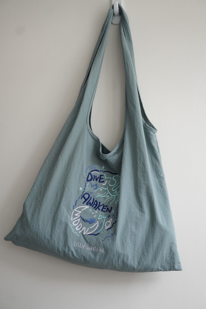 【*預購*7月內出貨】大容量刺繡防潑水Tote Bag —— Dive by Sun, Awaken by Moon