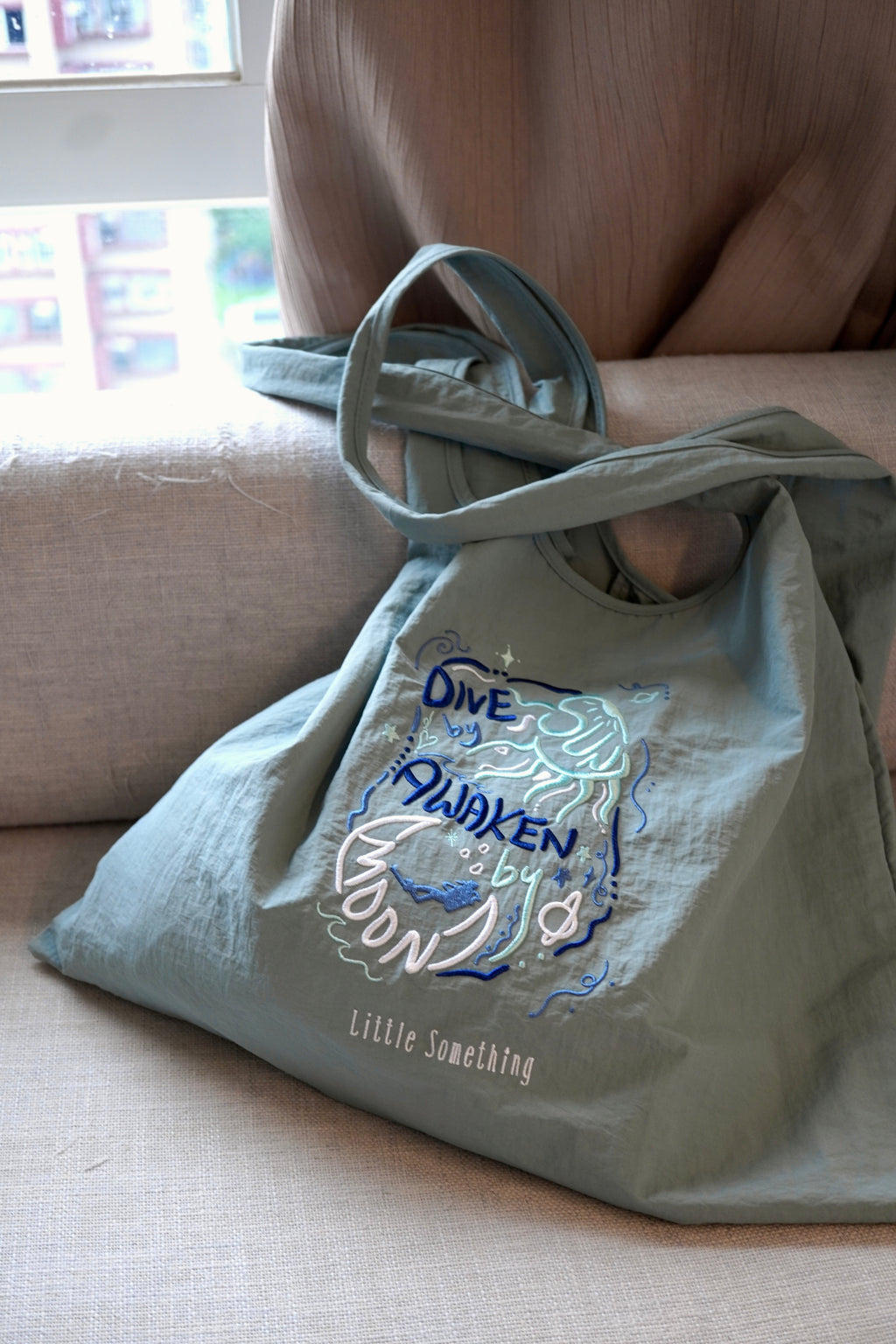 【*預購*7月內出貨】大容量刺繡防潑水Tote Bag —— Dive by Sun, Awaken by Moon