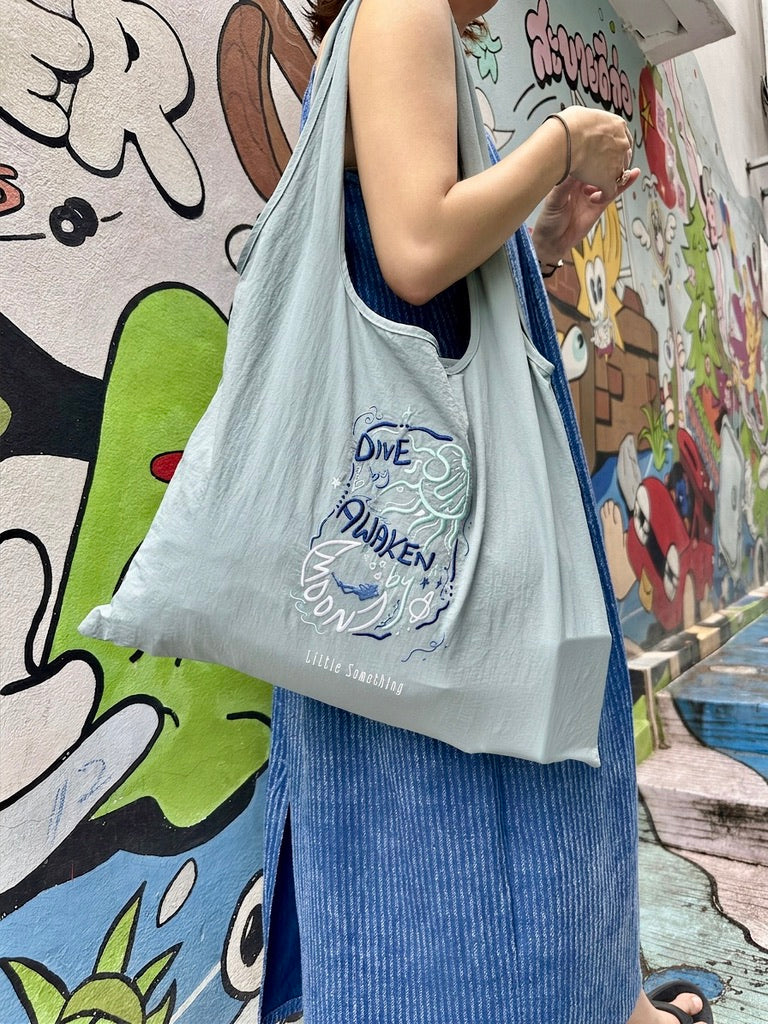 大容量刺繍撥水トートバッグ —— Dive by Sun, Awaken by Moon