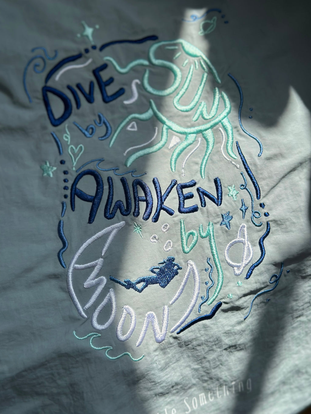 【*預購*7月內出貨】大容量刺繡防潑水Tote Bag —— Dive by Sun, Awaken by Moon