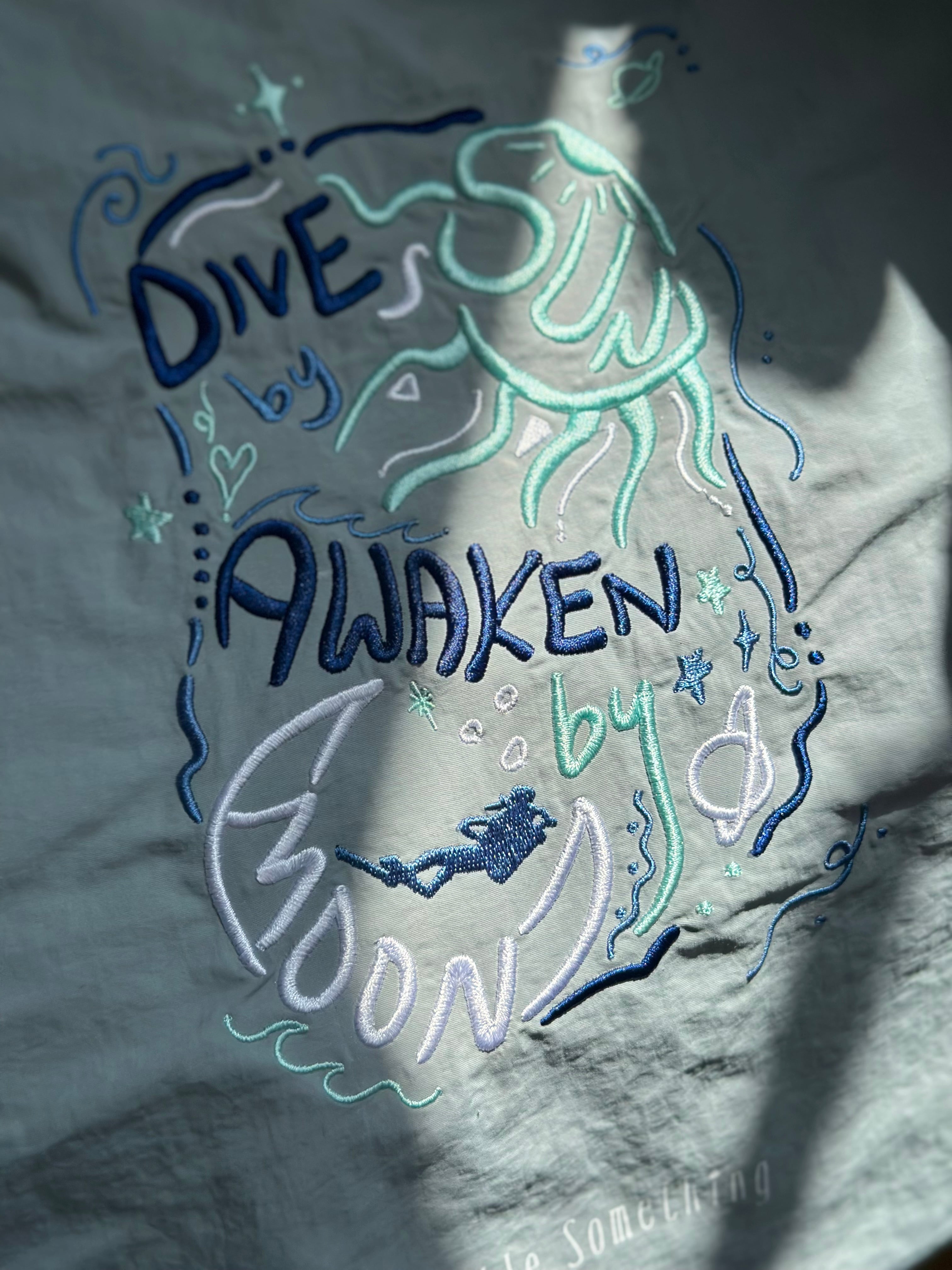 【*預購*7月內出貨】大容量刺繡防潑水Tote Bag —— Dive by Sun, Awaken by Moon