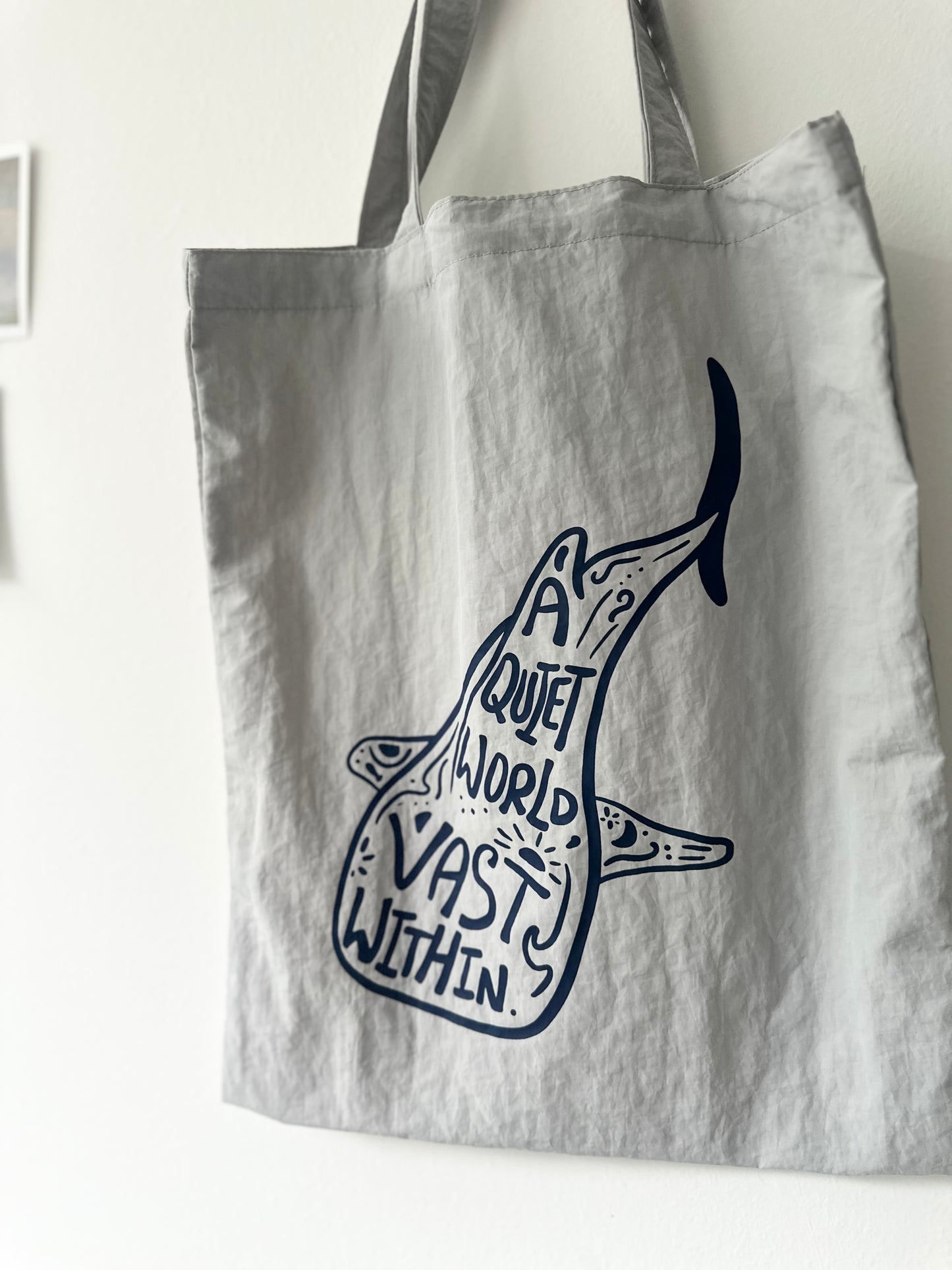 鯨鯊(灰X藍)【藍色水族館•防潑水Tote Bag】