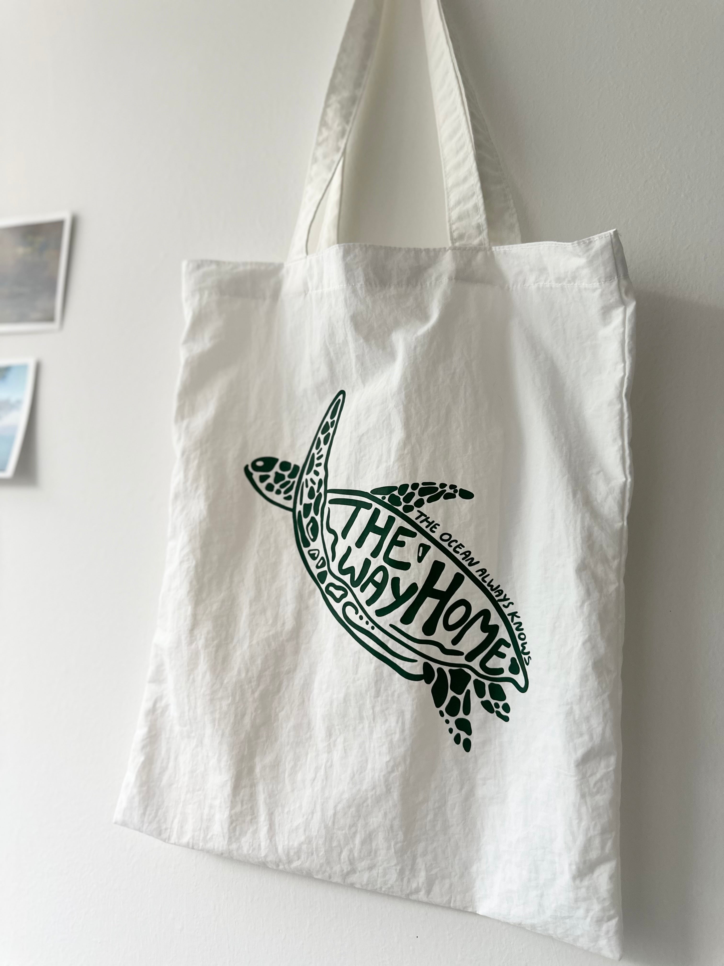 海龜飛飛(白X綠)【藍色水族館•防潑水Tote Bag】