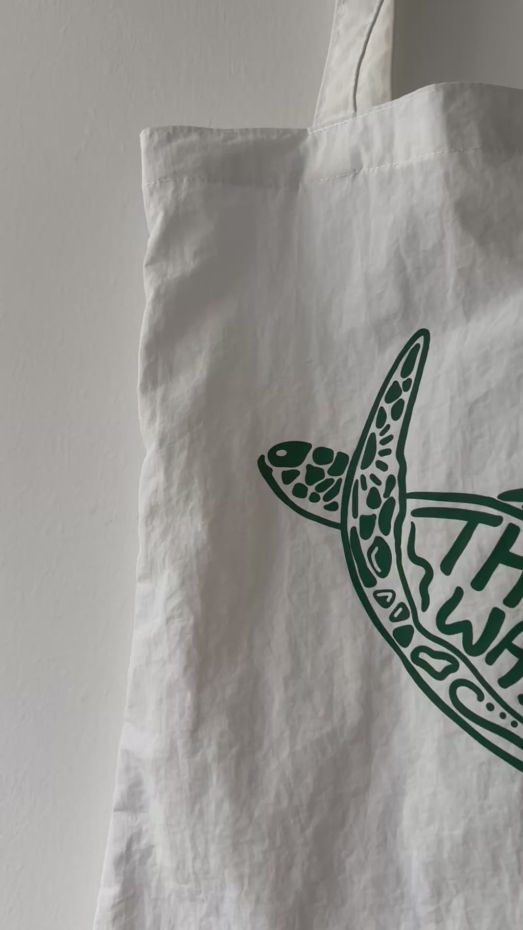 海龜飛飛(白X綠)【藍色水族館•防潑水Tote Bag】